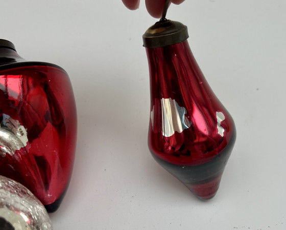 Image 1 of 1. Vintage glazen kerstballenset in rood en zilver
