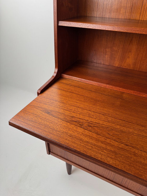 Image 1 of Deense teakhouten boekenkast met uitschuifbaar bureau – elegante werkplek in mid-century stijl