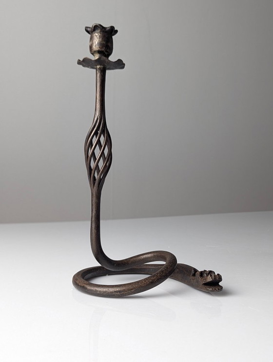Image 1 of Candelabro a forma di drago in ferro battuto, nello stile di Samuel Yellin, XX secolo.