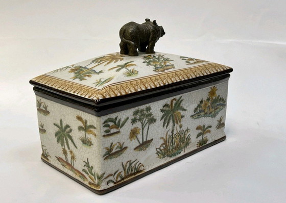 Image 1 of Boîte à bijoux rectangulaire unique en porcelaine, ornée d'un hippopotame en bronze.