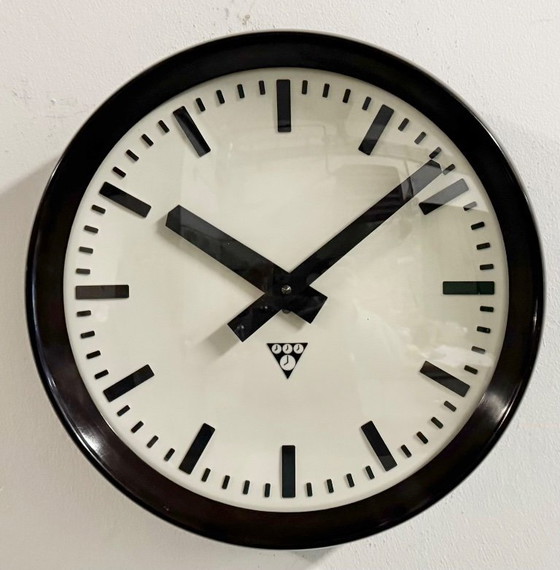 Image 1 of Reloj de pared industrial de baquelita de Pragotron, década de 1960