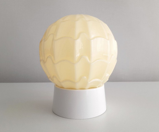Image 1 of Beige groene glazen plafondlamp van Thabur in Den Haag, Medium variant, art deco lamp glazen bol