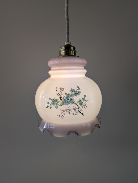 Image 1 of Lampada a sospensione in vetro opalino bianco e viola con motivo floreale