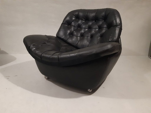 2 leather retro design armchairs