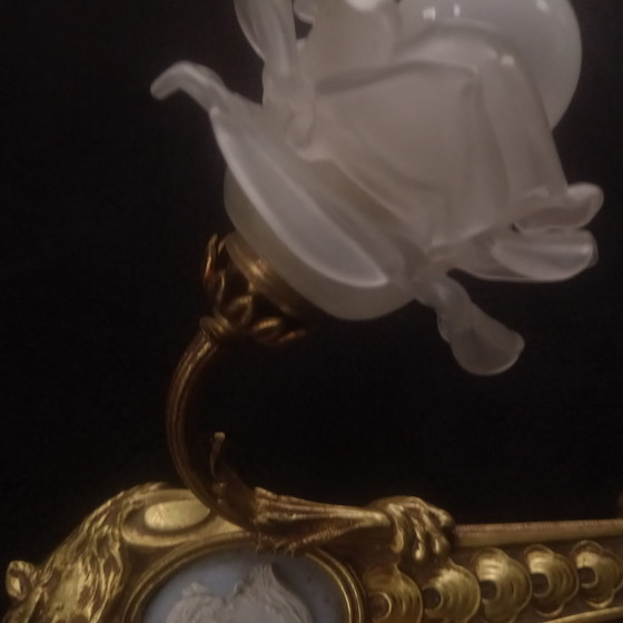 Image 1 of verguld bronzen kandelaar en wedgwood bord, laat 19e eeuw leeuwenkop beer