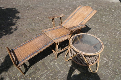 prachtige antieke Franse lounge ligstoel, gemaakt van rotan en bamboe