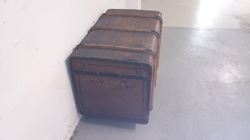 Vieille malle de voyage marron. À récupérer sur place uniquement.