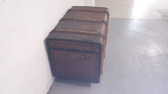 Image 1 of Vieille malle de voyage marron. À récupérer sur place uniquement.