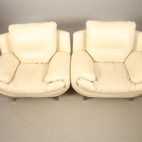 Image 1 of Paire de fauteuils lounge contemporains — Similicuir, style moderne et généreux