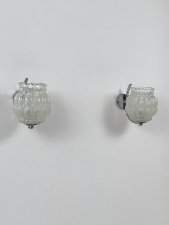 Image 1 of Een paar vintage wandlampen van verchroomd metaal met bubbelglas, Frankrijk, 1950.