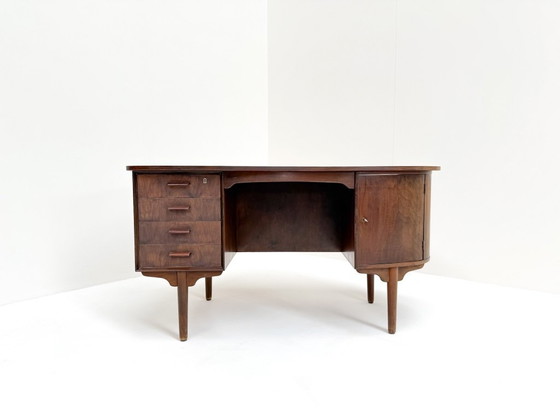 Image 1 of Mid-Century Modern Schreibtisch aus Nussholz mit Bücherregal-Rückseite