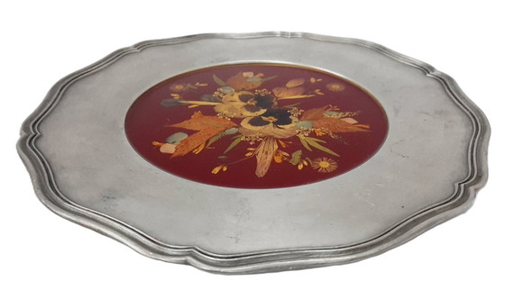Image 1 of Piatto da parete vintage in peltro con composizione floreale pressata o essiccata incastonata nella resina