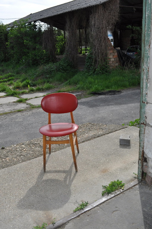 Chaise rétro en similicuir rouge de Hongrie.
