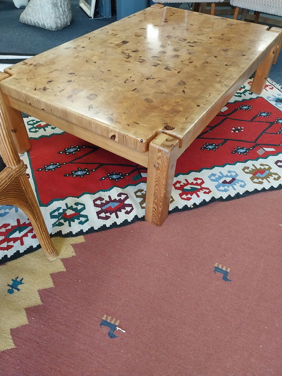 Image 1 of 1 dänischer Couchtisch aus den 1970er Jahren im Stil eines Metzgerblocks. Brutalistisch. Kiefernholz, 145 x 90 x 40 cm.