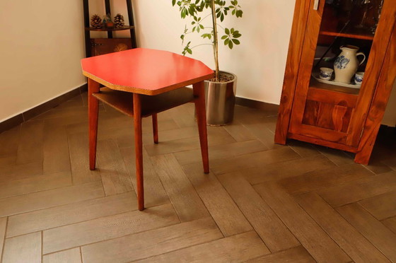 Image 1 of Tavolino con piano rosso