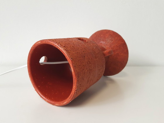 Image 1 of Vintage keramieken oranje tafellamp met glazen bol, chamotte klei, oranje brutalist aardewerken mcm lamp