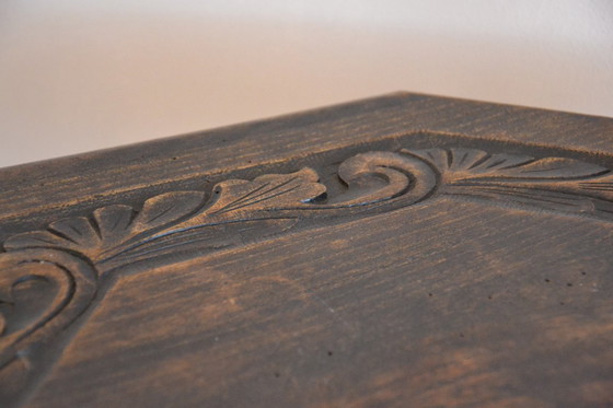 Image 1 of Vieille table d'appoint en chêne avec de magnifiques pieds incurvés et de jolies sculptures sur bois