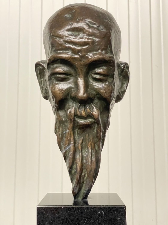 Image 1 of Une sculpture en bronze exceptionnelle représentant un homme asiatique