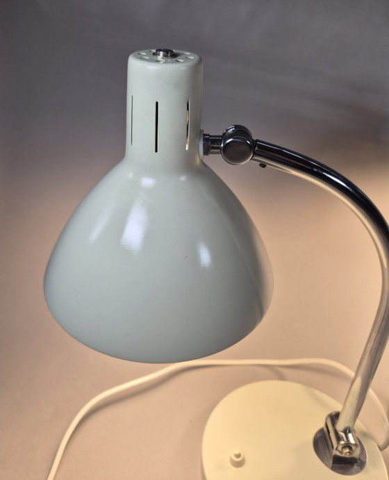 Twee metalen tafellampen, lichtgrijs, Hala, Metaal, Chroom, Vintage (foto 5 van 10)