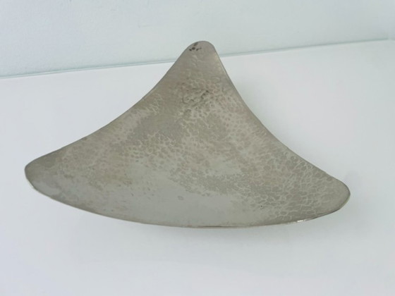 Image 1 of Vintage triangular metal bowl on a base – hammered texture