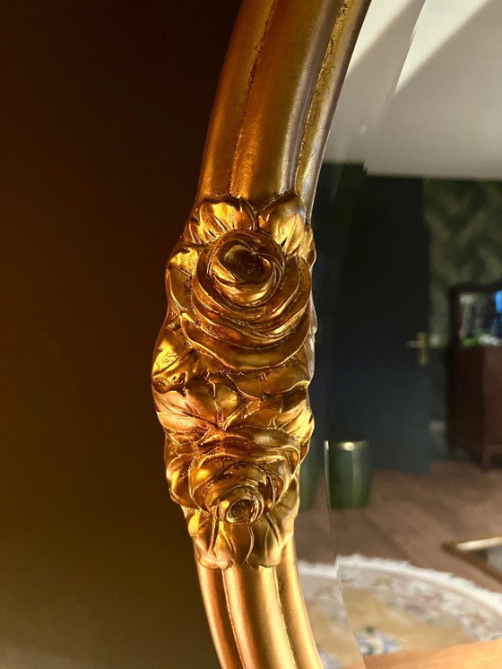 Image 1 of Specchio ovale Art Nouveau / Art Déco con vetro smussato. Originale d'epoca con cornice dorata e decorazione a rose.