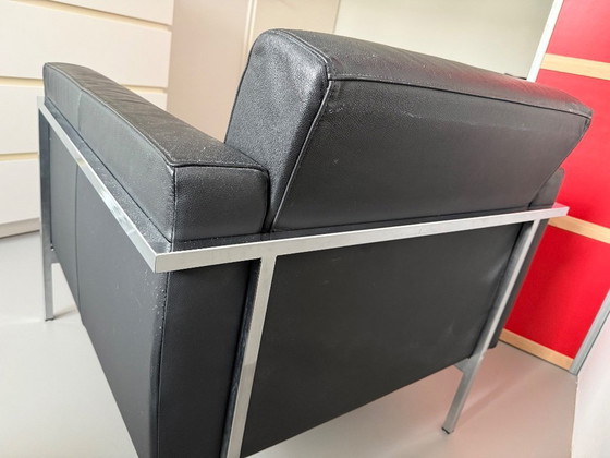 Image 1 of Poltrona Harvink Forum in pelle nera