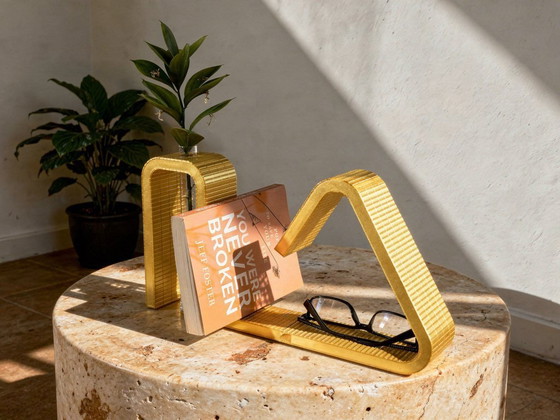 Image 1 of 3D-gedruckter Buchständer mit Brillenhalter und Reagenzglasvase – Dekoratives Display aus goldenem PLA