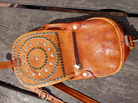 Image 1 of Borsa a tracolla in pelle vintage decorata con vecchie monete