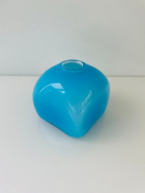 Image 1 of Vase en verre soufflé à la bouche, de forme cubique bleue