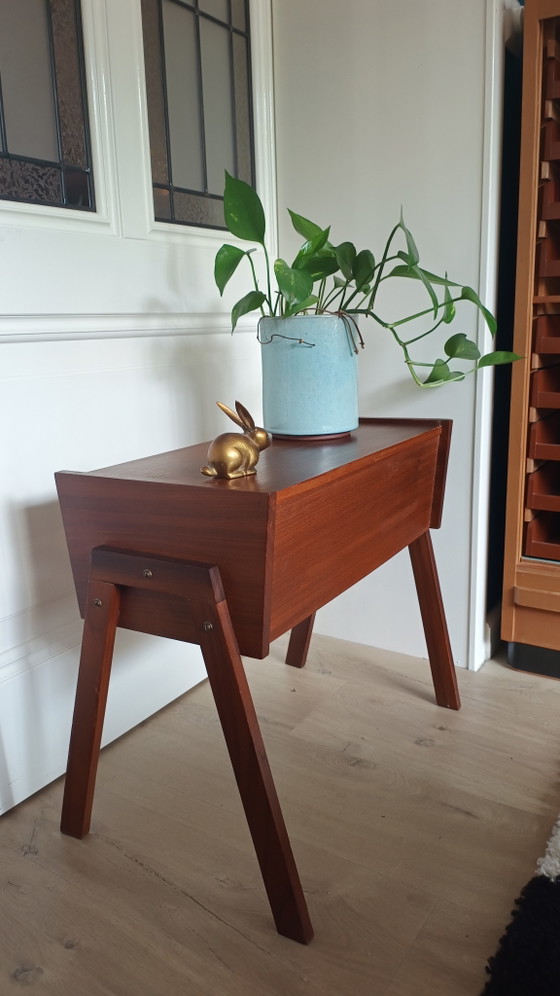 Image 1 of Table d'appoint vintage danoise en teck, idéale pour les plantes, les plantes ou la couture – années 1960
