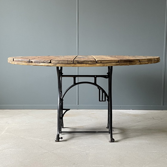 Image 1 of Vintage Industriële Eettafel – Eikenhout – Gietijzer