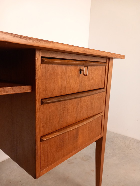 Image 1 of Escritorio de teca de diseño danés de los años 60 y 70 | Mediados de siglo