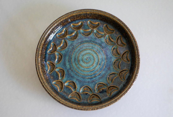 Image 1 of Plato de cerámica de estilo modernista, obra de Michael Andersen, Dinamarca, década de 1960.