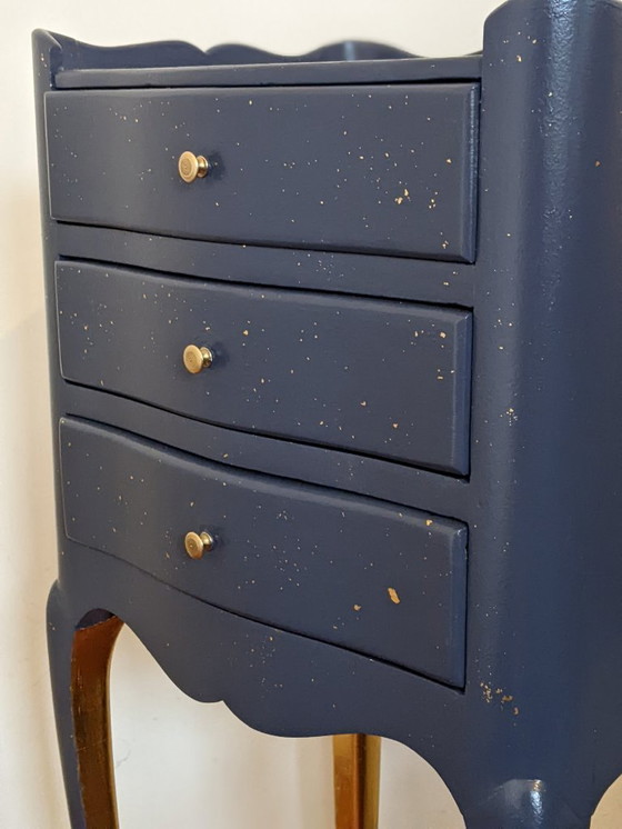 Image 1 of Mesita de noche restaurada estilo Luis XV, azul marino y pan de oro