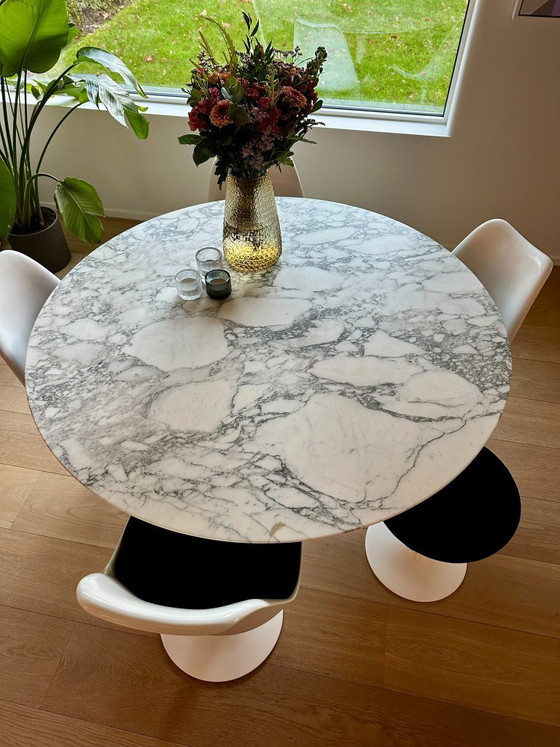 Knoll Tulip round dining table with 4 dining chairs and 1 stool – Dining set, Marble, Textile (photo 2 of 5)