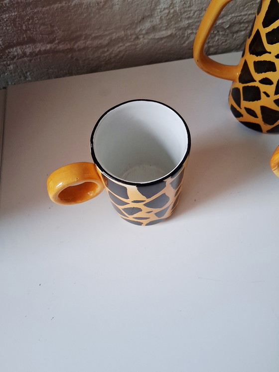 Image 1 of Koffiekan van keramiek met 2 mokken in giraffe print,ook leuk voor chocomelk.