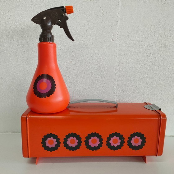 Image 1 of Juego de pulverizador de plantas de plástico Tiger de los años 70 (raro) y lata de almacenamiento/galletas Brabantia