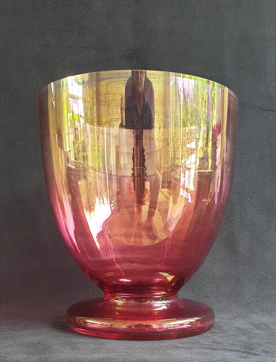 Image 1 of Vaso di cristallo dalla lucentezza iridescente/oleosa.