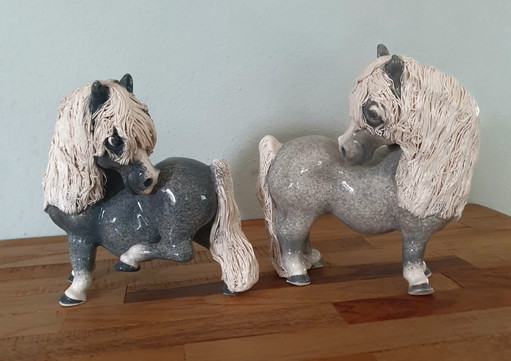Dos figuritas de ponis Shetland de cerámica Nguni Cheval procedentes de Sudáfrica. – decoratieve objecten, Ceramic