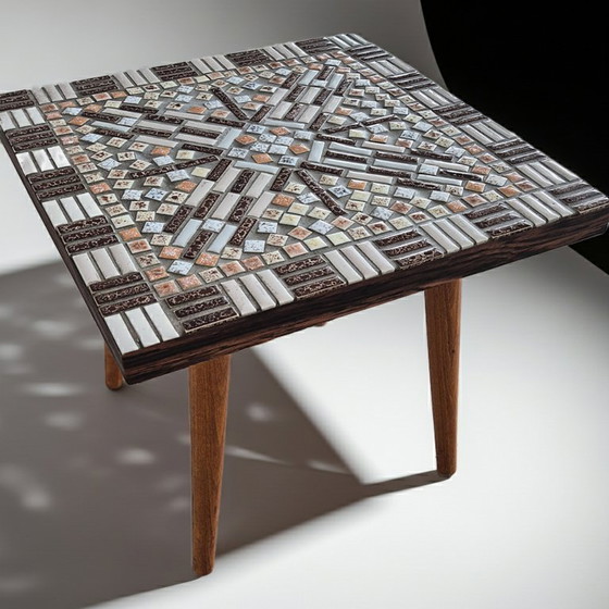 Image 1 of Bijzettafel in mozaïekstijl uit het midden van de 20e eeuw met een blad van keramische tegels.