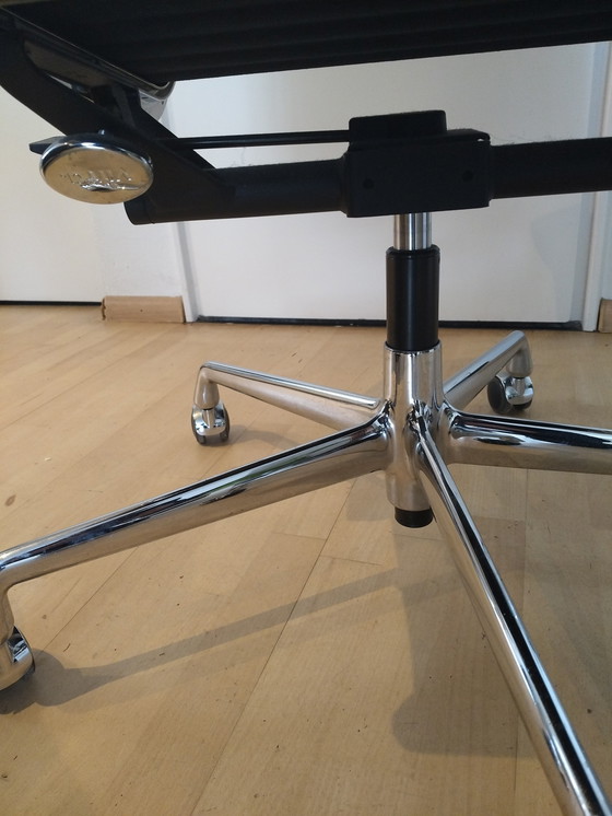 Image 1 of Gay Aulenti (Pipistrella) office chair