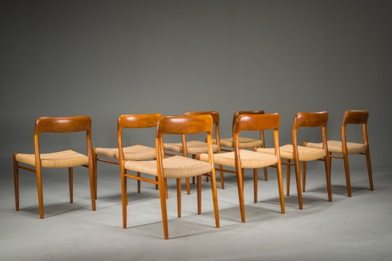 Image 1 of Chaises de salle à manger danoises en teck, modèle 75, par Niels Møller, années 1960, lot de 8
