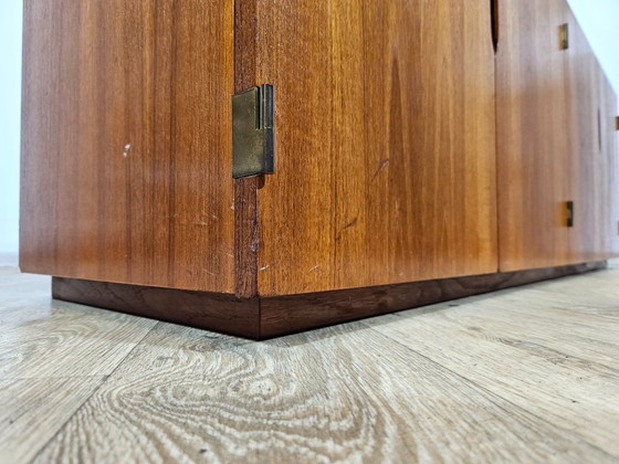 Image 1 of Icono del diseño, cómoda de teca, estilo moderno de mediados de siglo, década de 1960.