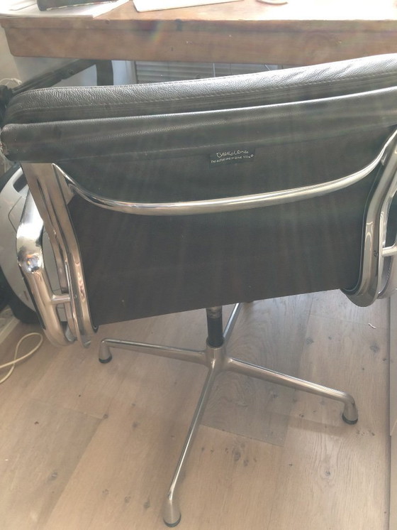 Image 1 of Vitra Eames Softpad Bureaustoel/Vergader Stoel Bruin leer met RVS