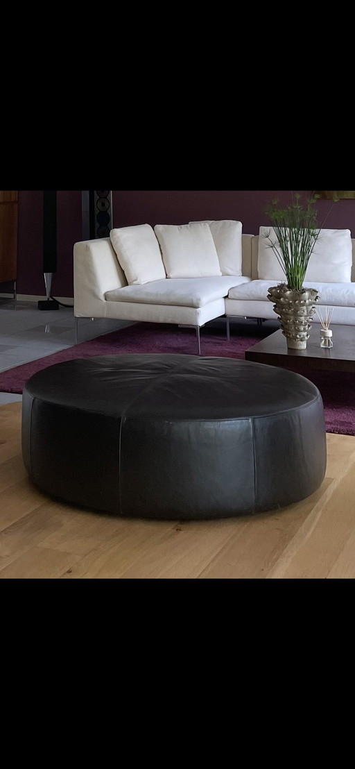 Ronde Lederen Poef (zwart)   120 cm. X 34 cm. 