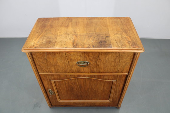 Image 1 of Gabinete antiguo con acabado en nogal, Checoslovaquia