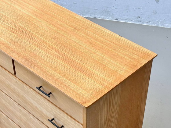 Image 1 of Commode van essenhout uit het midden van de vorige eeuw, jaren 60.