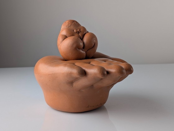 Image 1 of Ricardo Mesa, escultura de terracota "Gordita Feliz" en la mano, años 80
