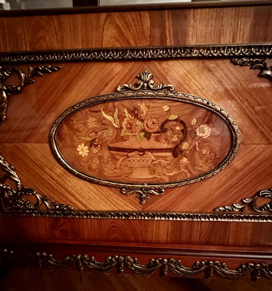 Image 1 of Vitrine JP Ehalt (Vitrine argentée) - Style Louis XIV - Vintage années 70 - Meubles Ehalt