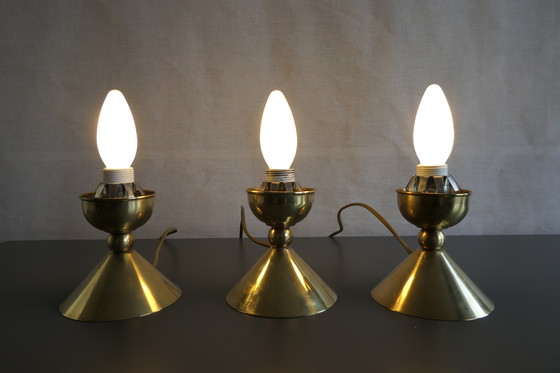 Image 1 of Tre caratteristiche lampade da tavolo Art Déco, coniche, in ottone e vetro marmorizzato